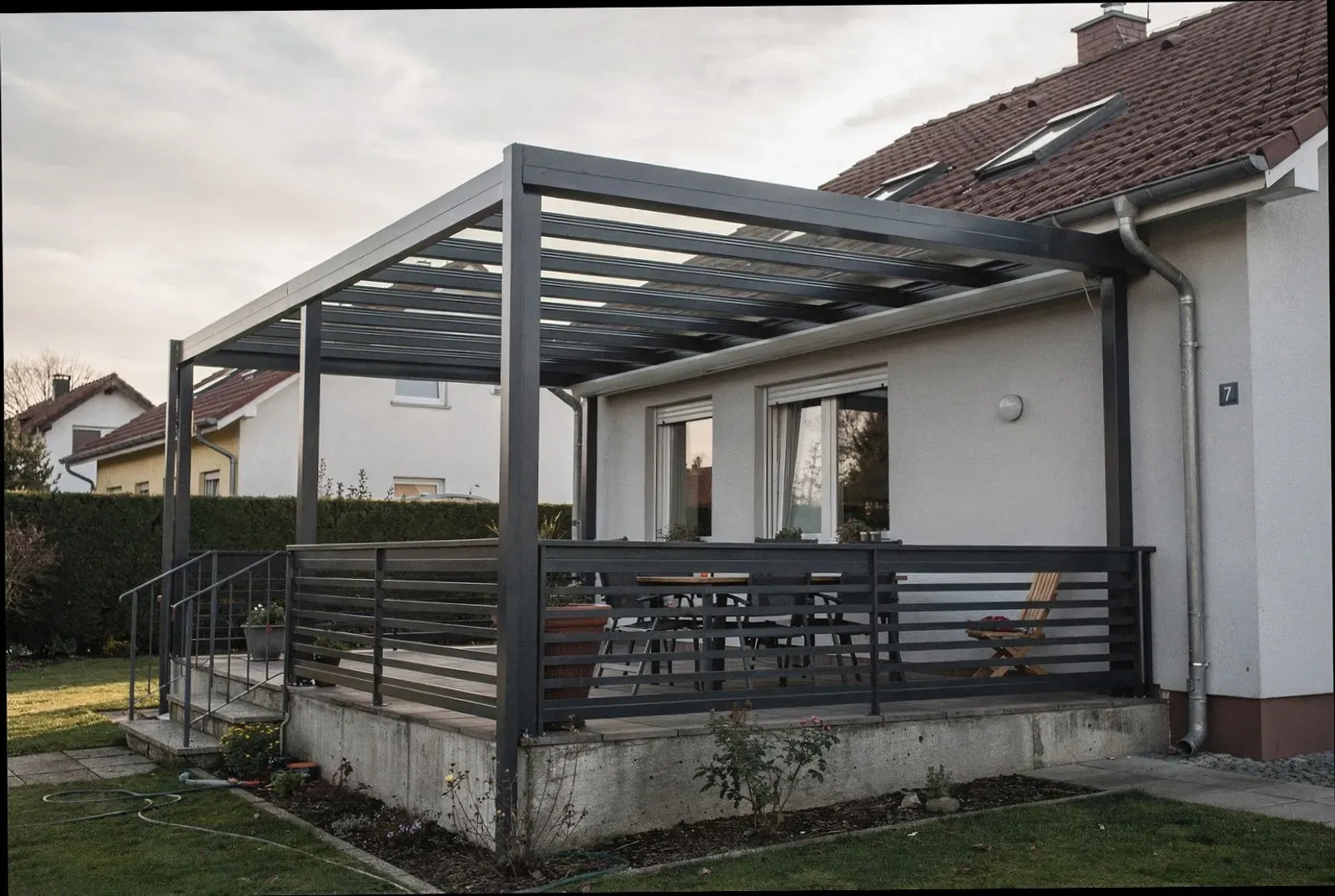 Lamellendach mit geöffneten Aluminium-Lamellen über einer Terrasse in Hagen