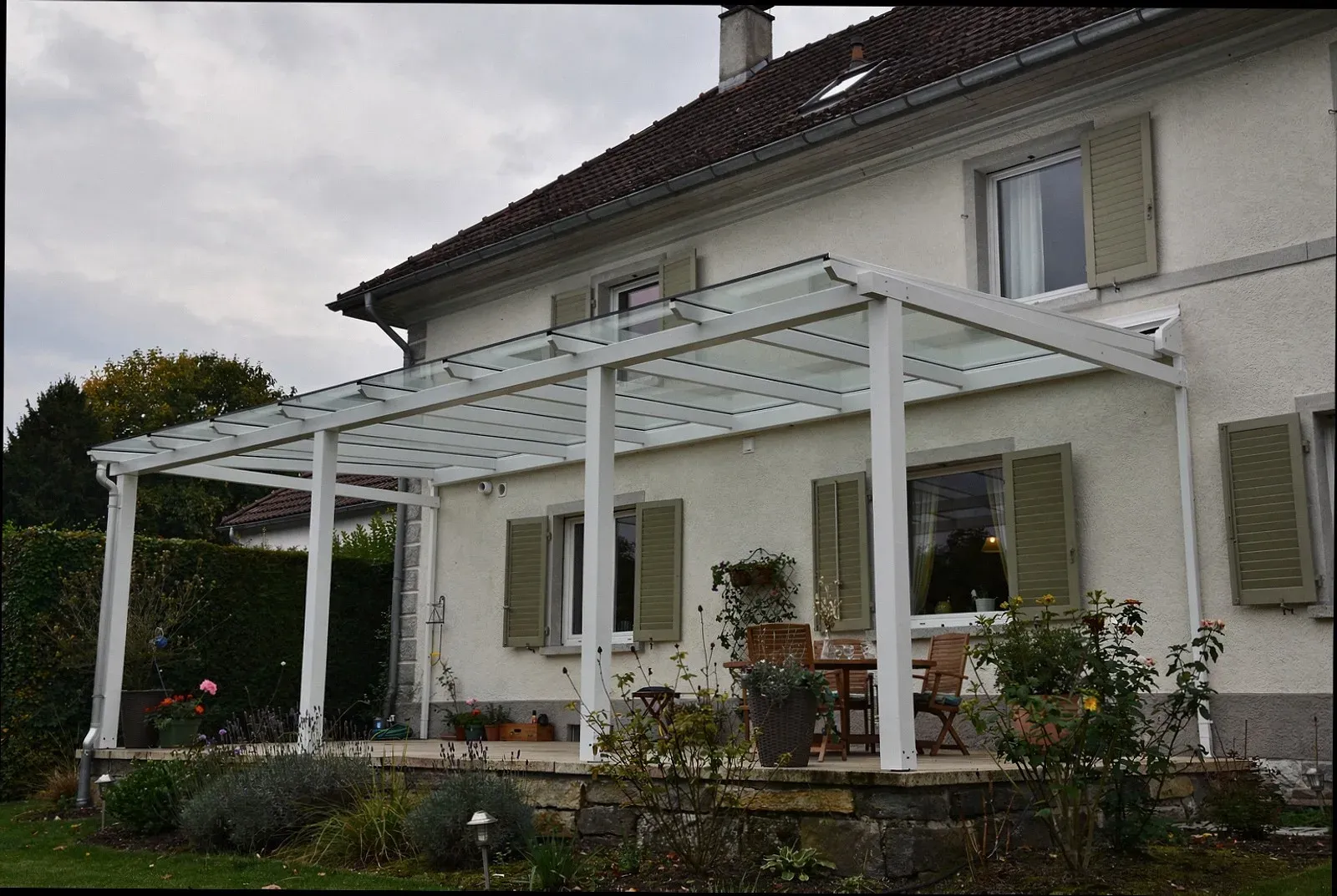 Holz-Terrassenüberdachung an einem Einfamilienhaus in Breckerfeld
