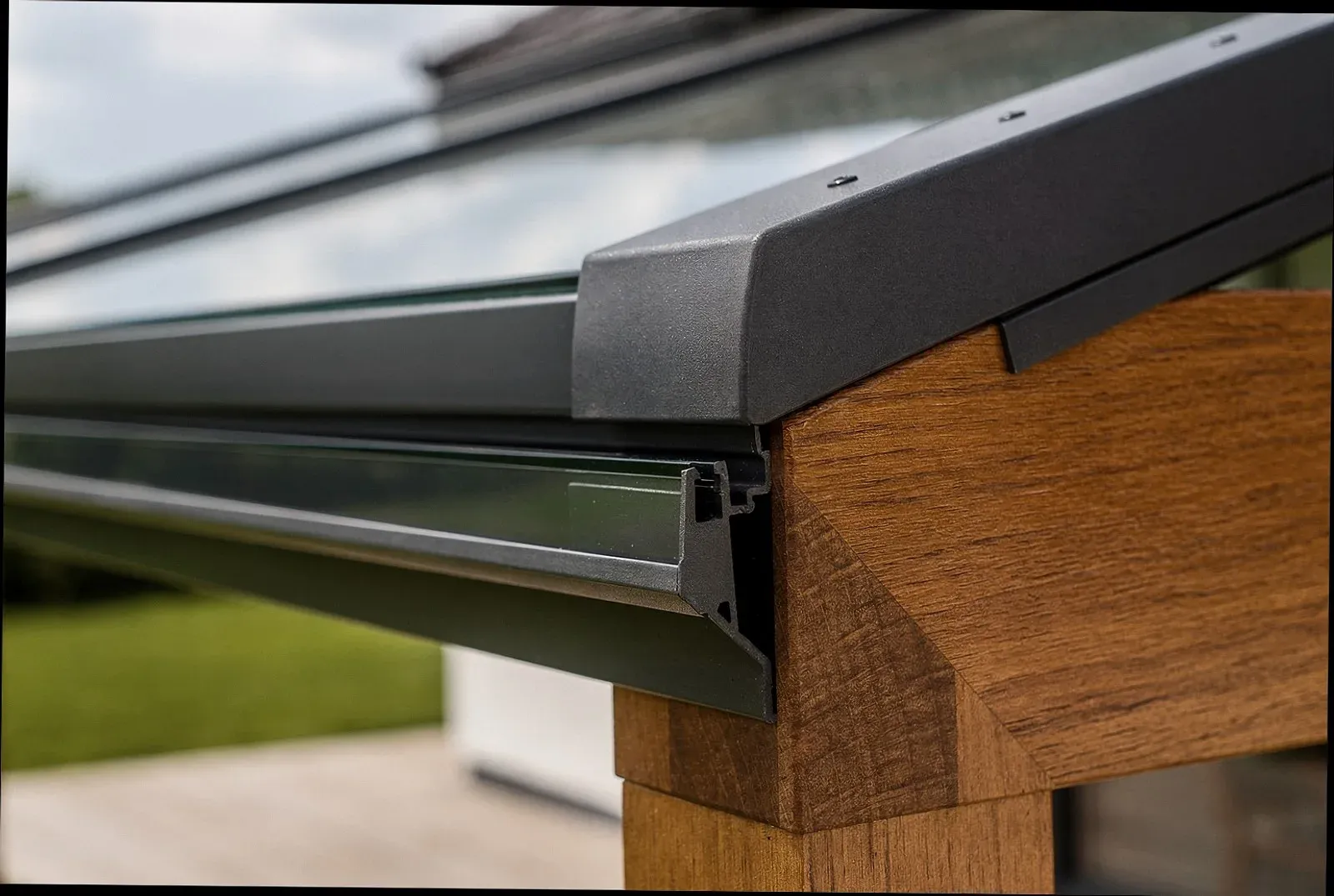 Glasschiebeelement an einem Terrassendach in Herscheid